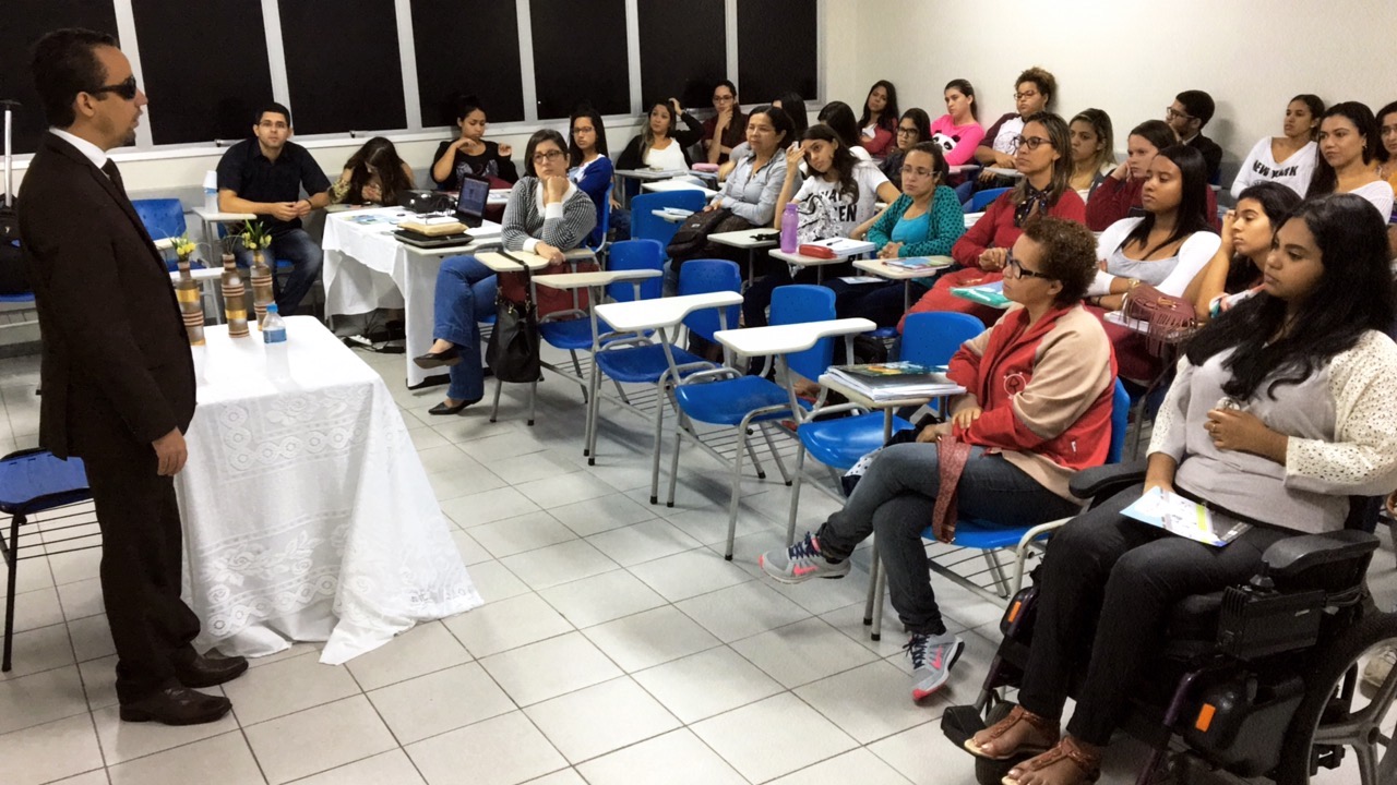 o vereador Lucas Aribé no momento de sua palestra  