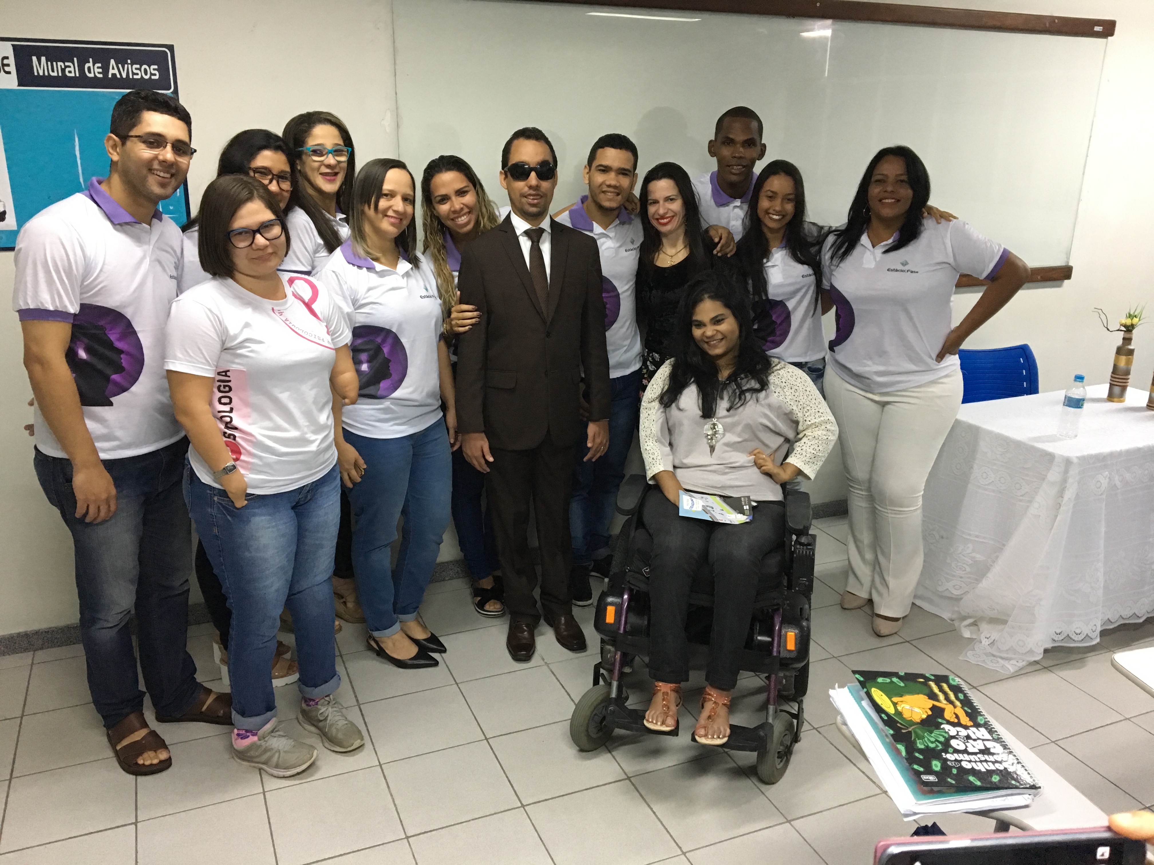 O vereador Lucas Aribé está posando com os alunos da Fase