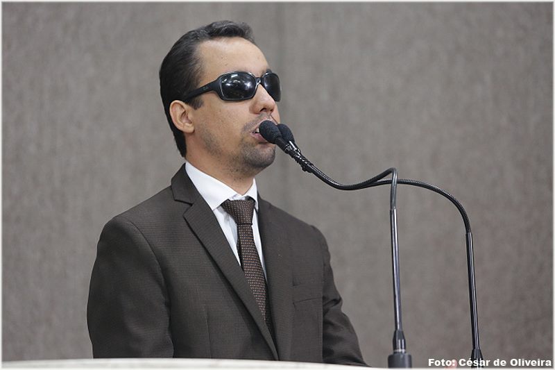 O vereador Lucas Aribé está utilizando a tribuna da CMA