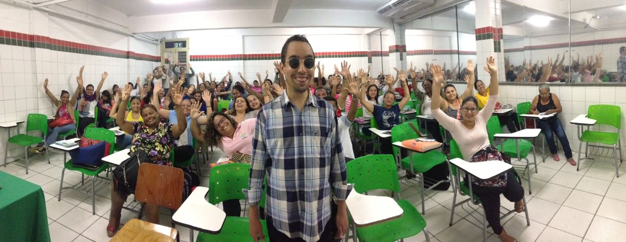 O vereador Lucas Aribé posando com os alunos da Faculdade Pio X