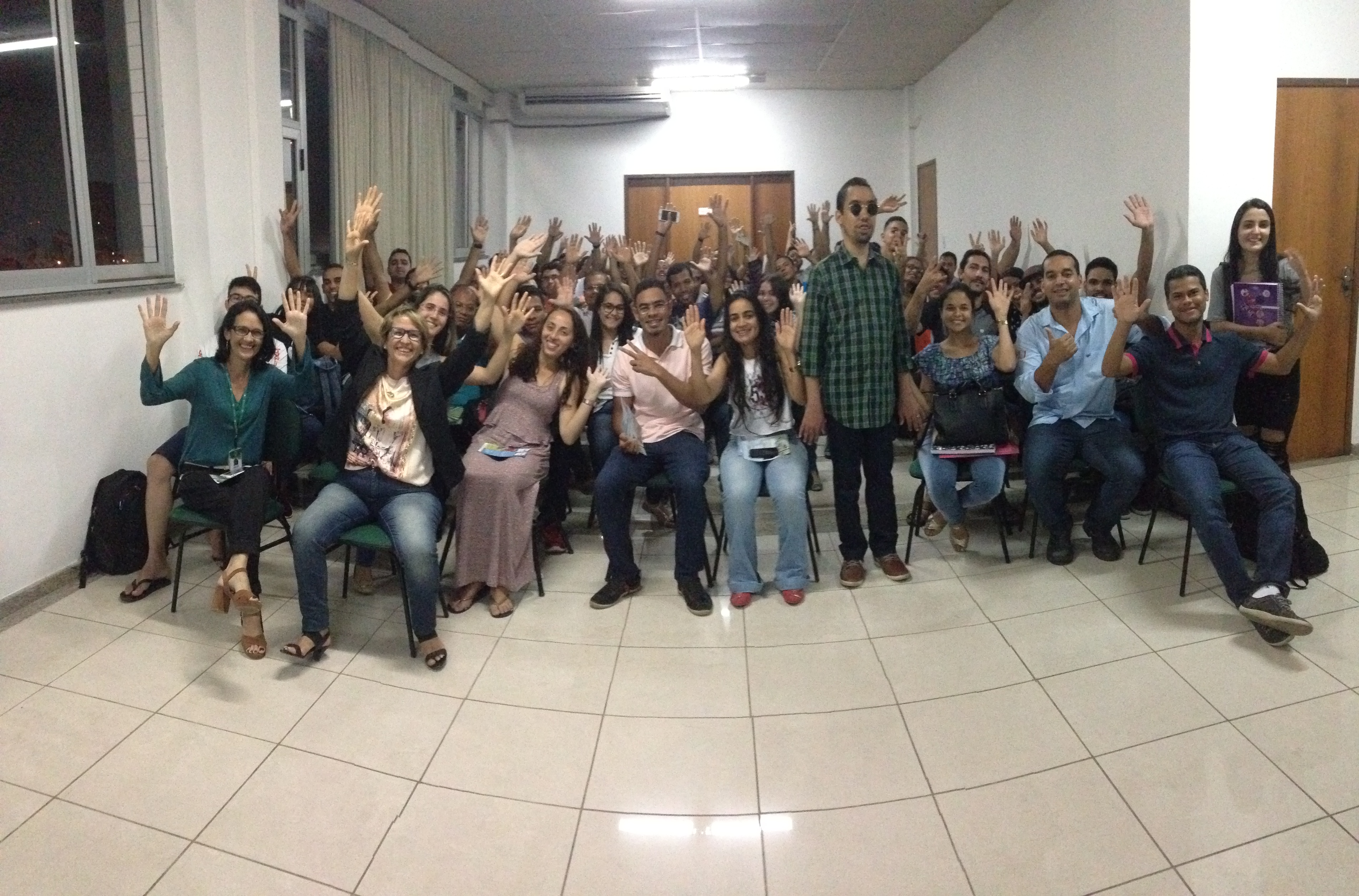 O vereador Lucas Aribé posando juntamente com os alunos de Engenharia Civil