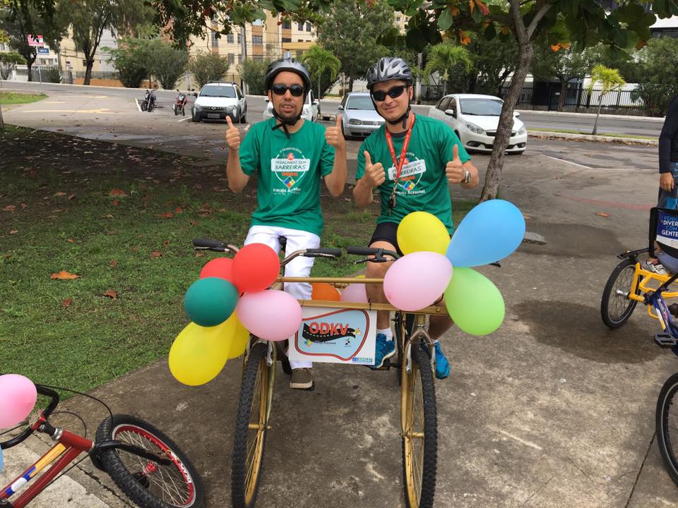 O vereador Lucas Aribé está no passeio ciclístico em sua ODKV com Bastos em sua companhia