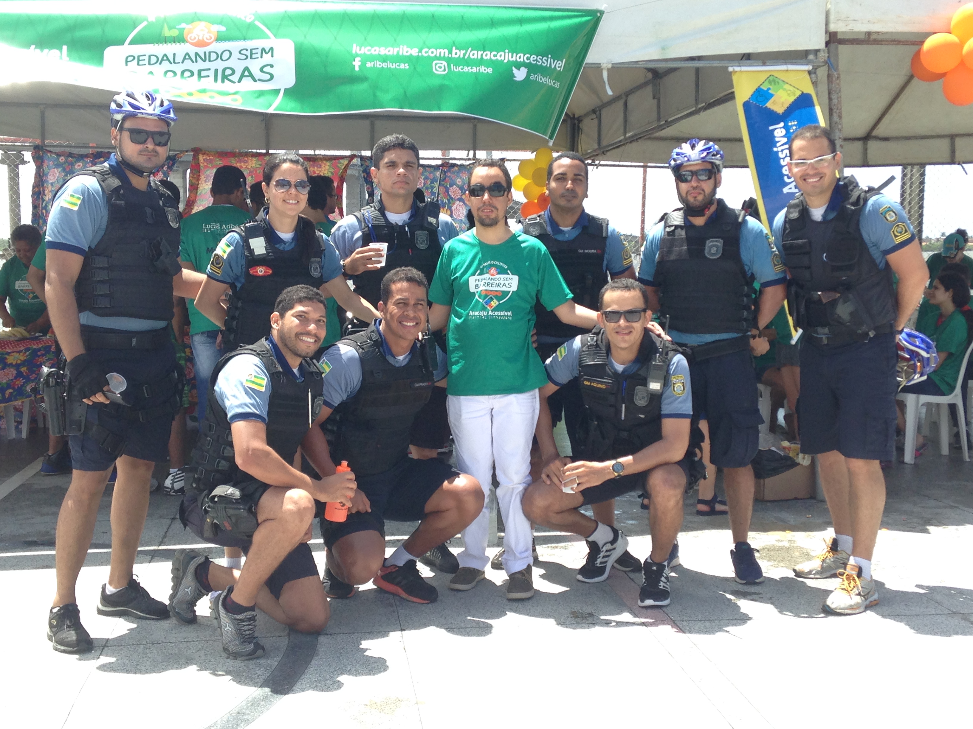 Posando com a Guarda Municipal que acompanhou os participantes durante o percurso