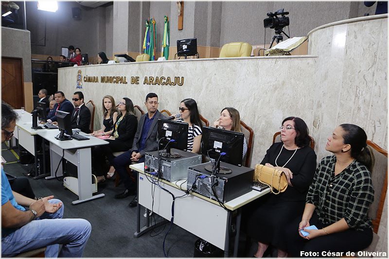 A imagem mostra as pessoas fazendo a composição da mesa
