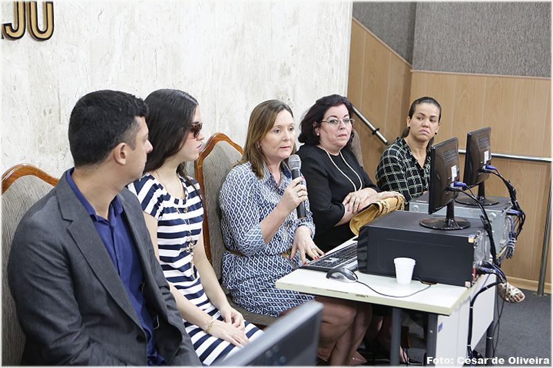 A Promotora de Justiça, Ana Galgane no momento de sua explanação