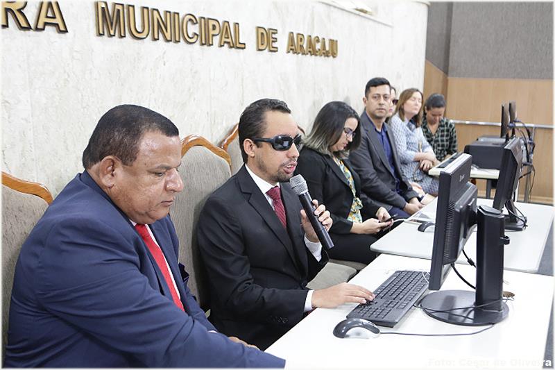 O vereador Lucas Aribé no momento de sua fala