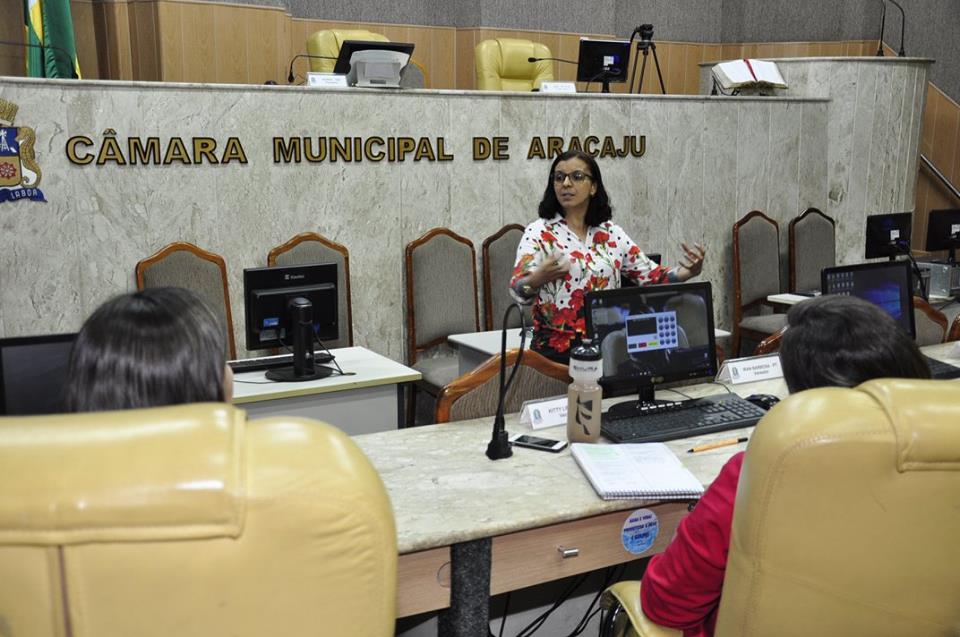 A professora Rita de Cácia no momento da explicação do conteúdo