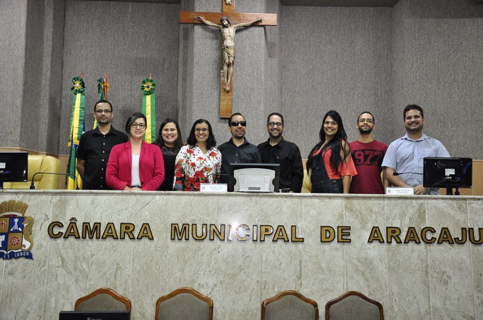 Os participantes da oficina posando para a foto juntamente com a professora Rita de Cácia e o vereador Lucas Aribé