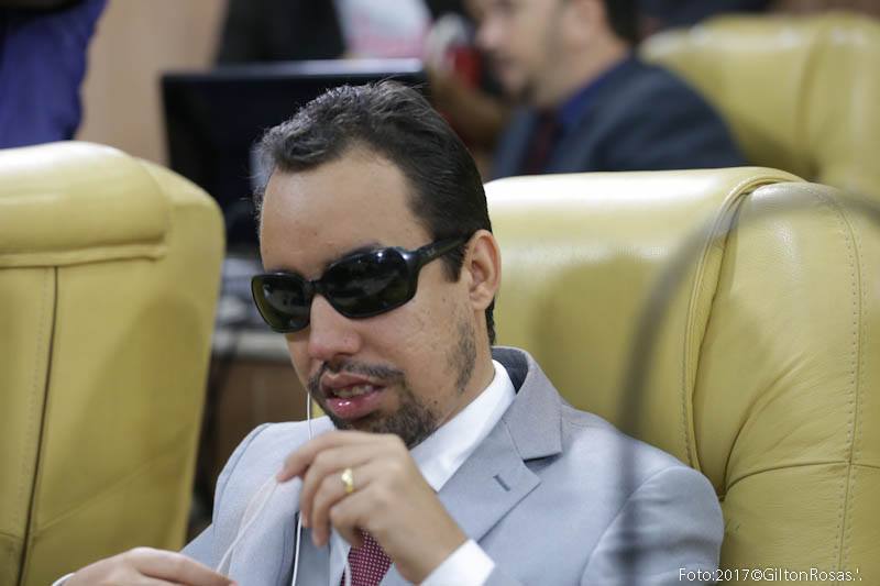 O vereador Lucas Aribé concentrado no plenário da Câmara