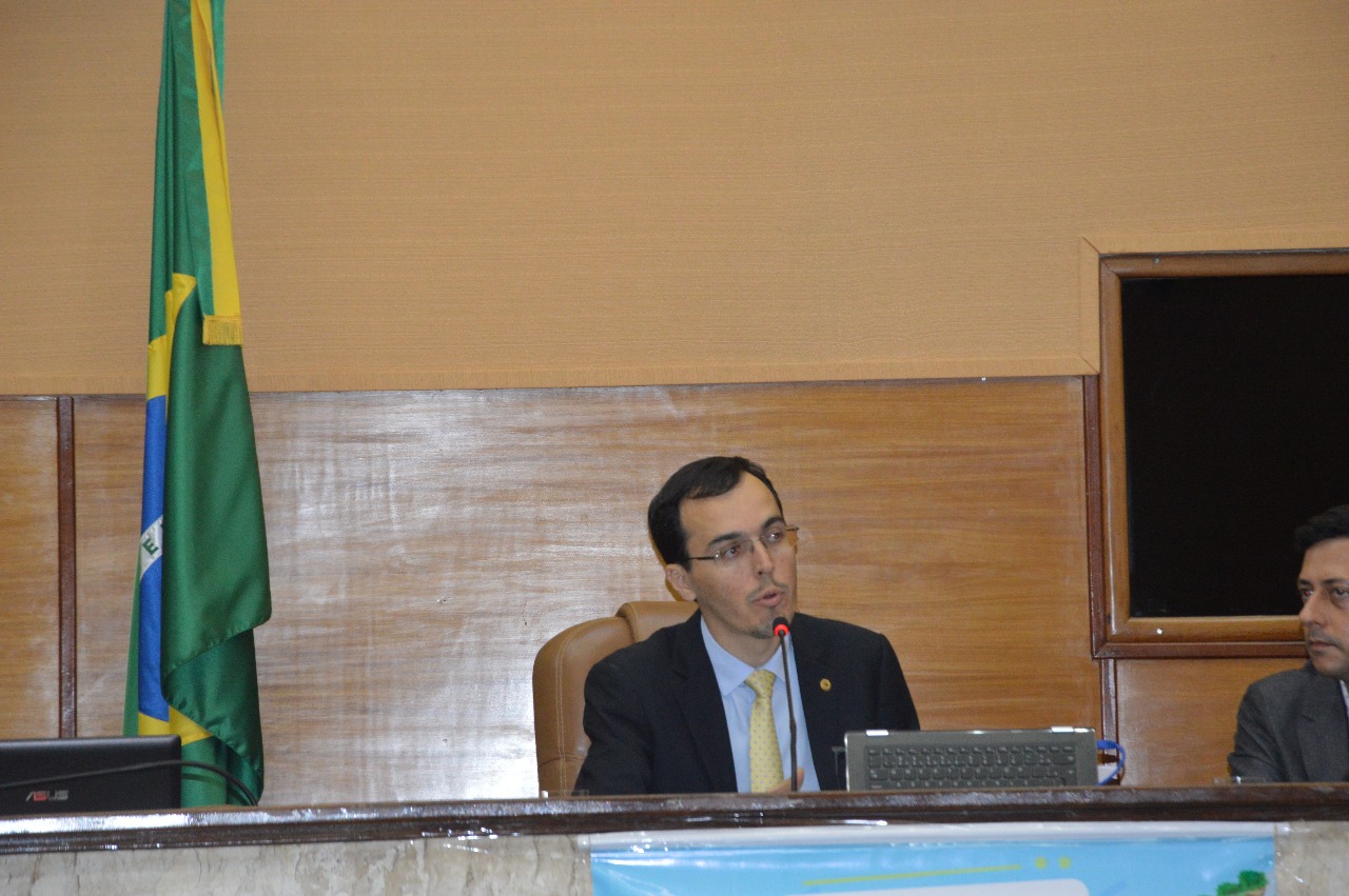 O deputado Georgeo Passos falando no microfone da presidência - Foto 2