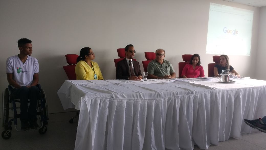 O vereador Lucas Aribé fazendo parte da composição da mesa durante o evento - Foto 1