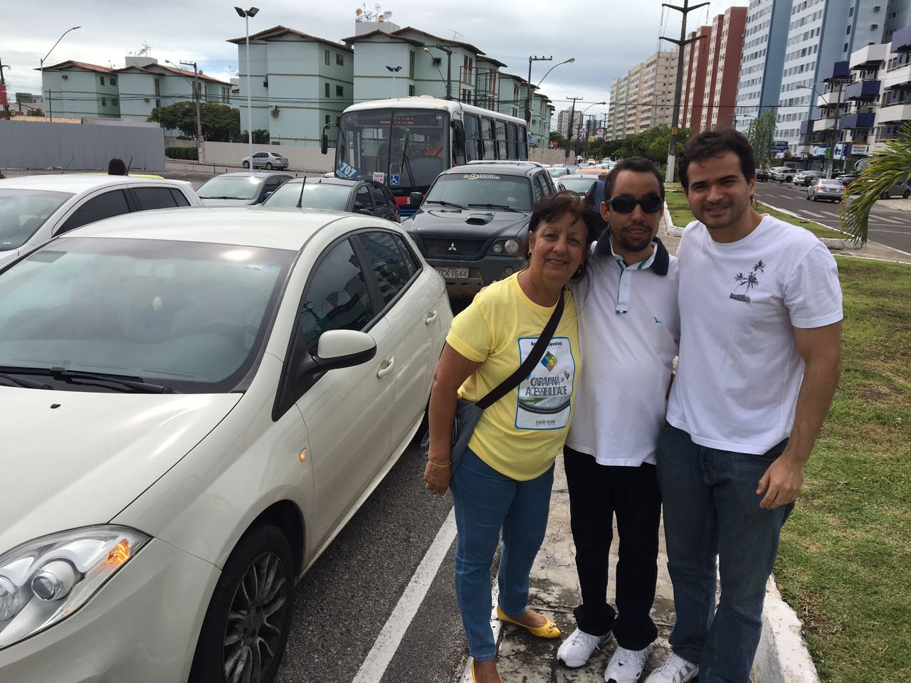 Ana de Fátima, Lucas Aribé (ao centro) e Marcel pousam para foto durante panfletagem 
