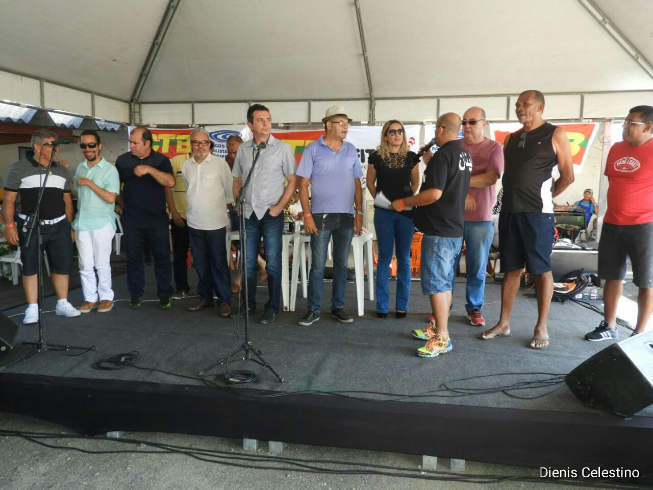 Vereador Lucas Aribé está no palanque do evento junto aos demais participantes - Foto 1