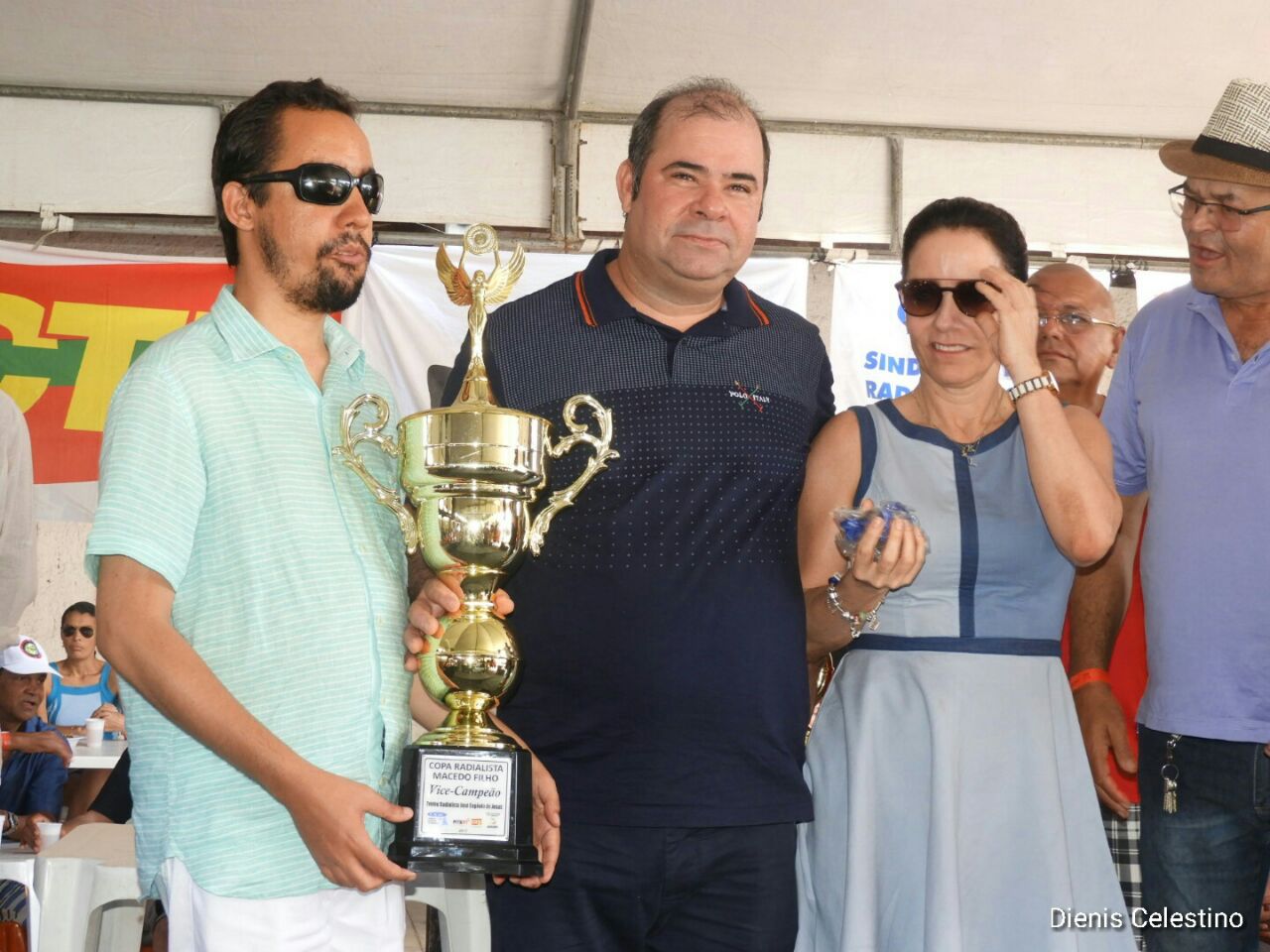 O vereador Lucas Aribé está segurando o troféu de vice-campeão ao lado dos colegas vereadores Isac e Emília - Foto 2 
