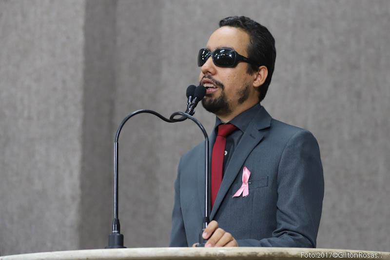 O vereador Lucas Aribe está utilizando a tribuna da Câmara