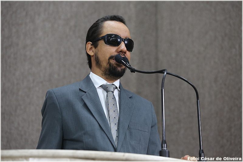 o vereador Lucas Aribé está utilizando a tribuna da Câmara para se pronunciar