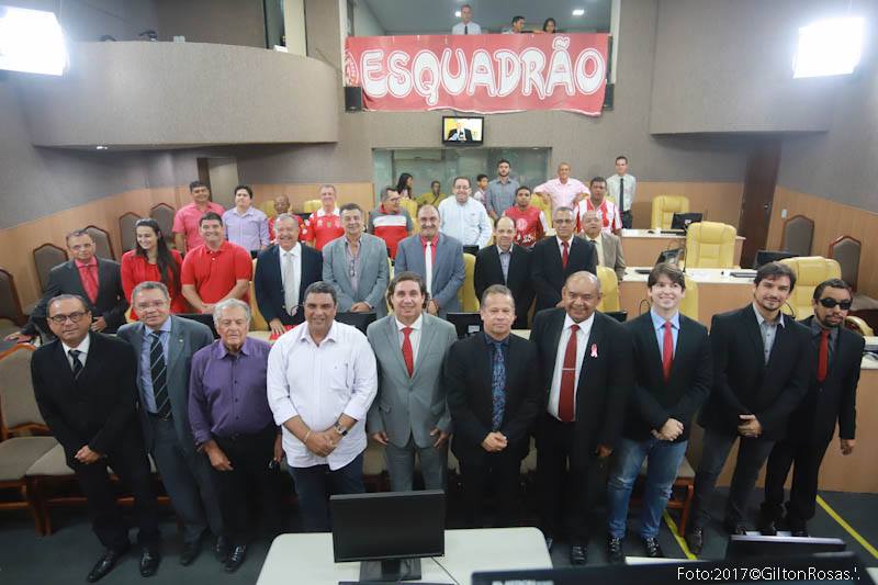 O vereador Lucas está posando no plenário da Câmara com todos os participantes da Sessão Especial - Foto 2