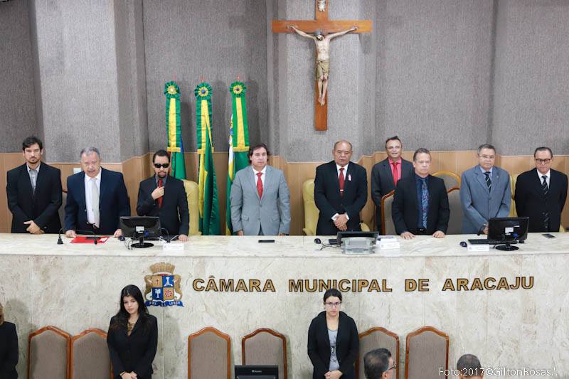 O vereador Lucas Aribé está posando com as autoridades que fizeram parte da composição da mesa - Foto 1