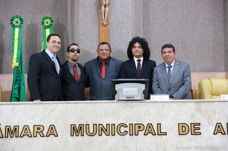 O vereador Lucas Aribé está posando para a foto juntamente com outras autoridades - Foto 1