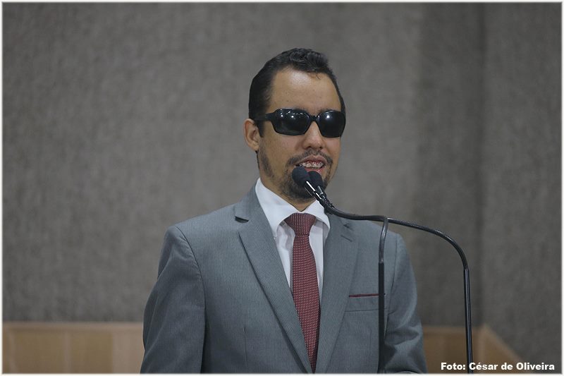 O vereador Lucas Aribé está utilizando a tribuna da Câmara