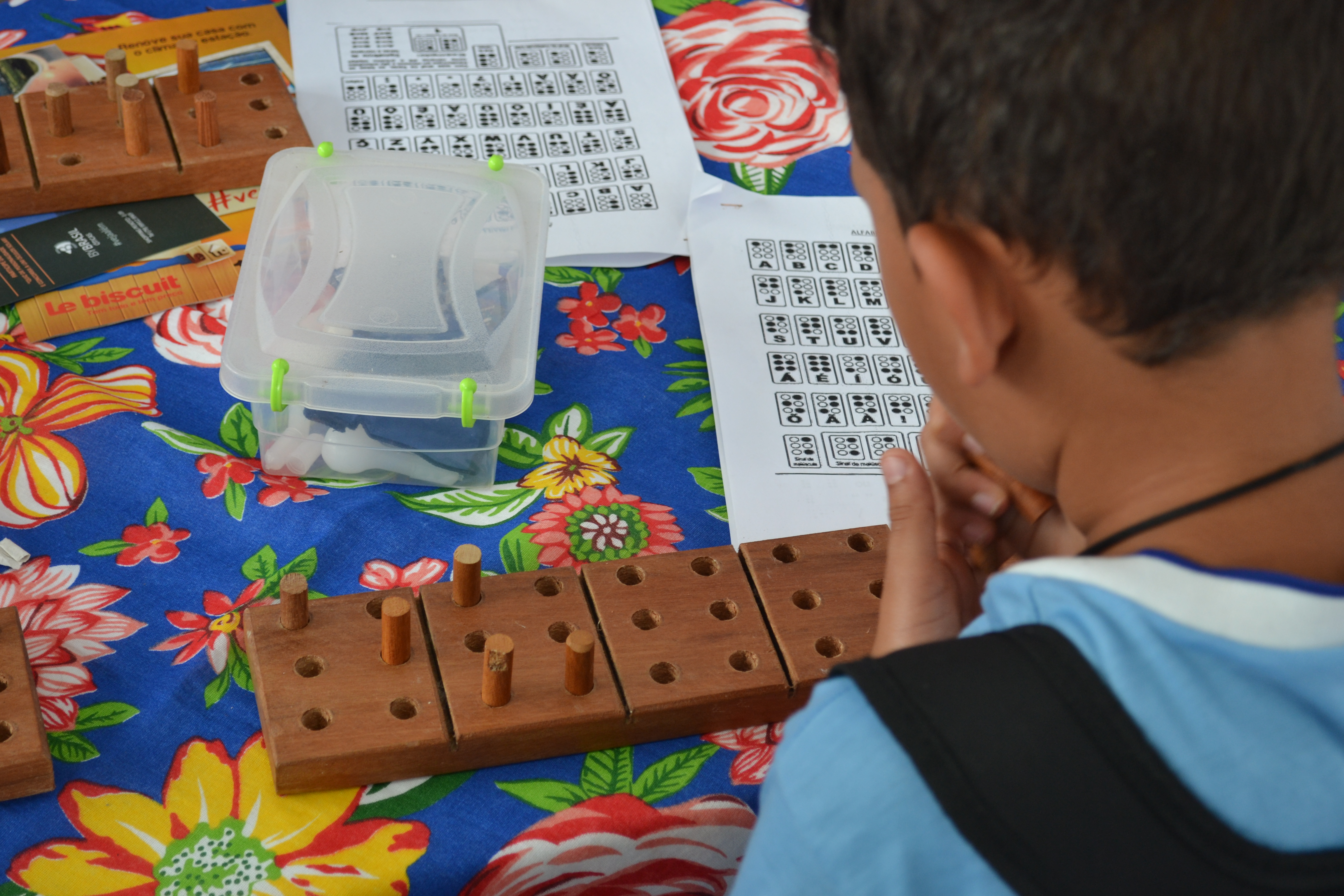 #PraCegoVer: Aluno participa de oficina de Braille