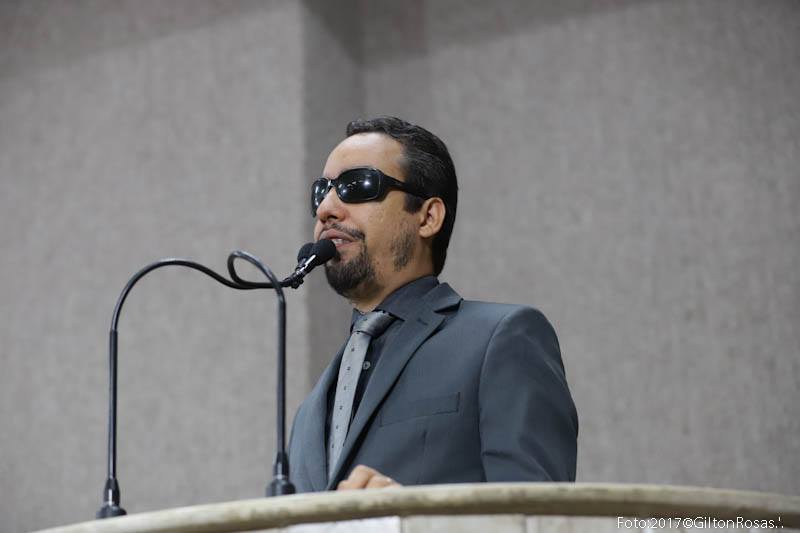 O vereador Lucas Aribé está utilizando a tribuna da Câmara Municipal de Aracaju