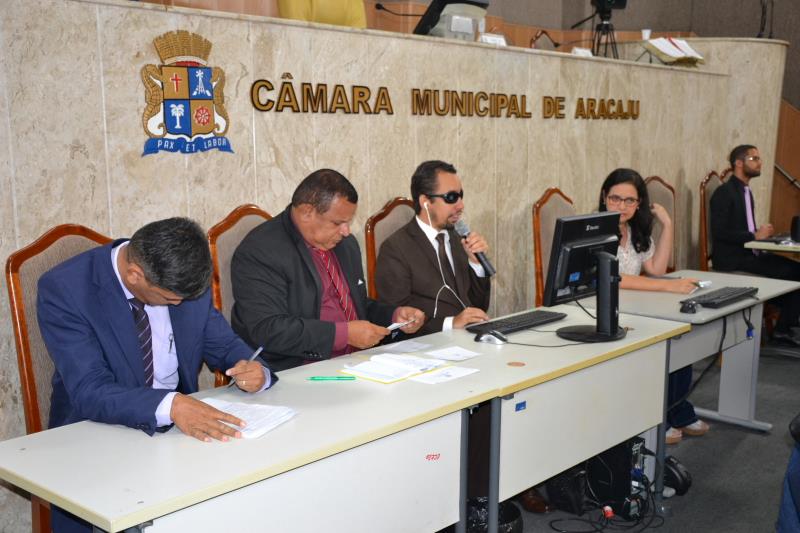 #PraCegoVer: O vereador Lucas Aribé está presidindo a Audiência Pública e na foto está fazendo o uso da palavra