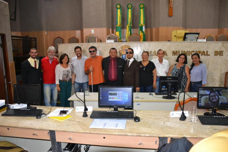#PraCegoVer: O vereador Lucas Aribé está posando para a foto com o público que participou da Audiência Pública 