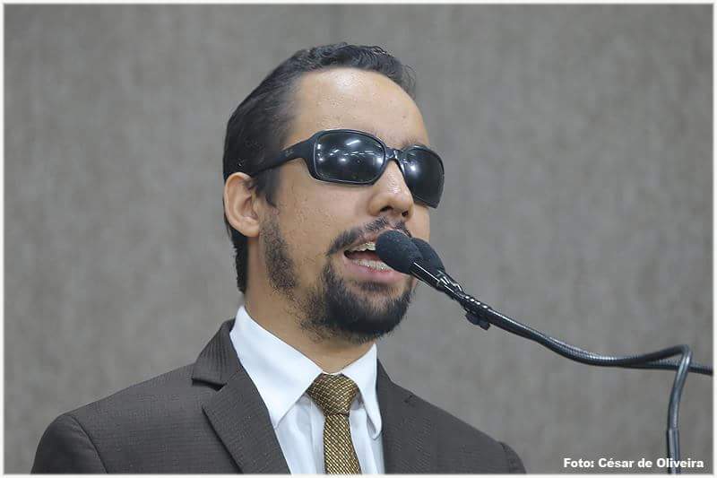 O vereador Lucas Aribé está utilizando a tribuna da Câmara