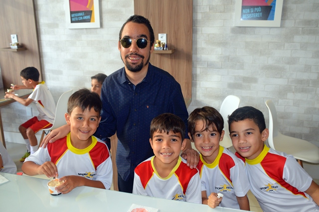 #PraCegoVer: O vereador Lucas Aribé está posando para a foto com quatro alunos do colégio do Salvador