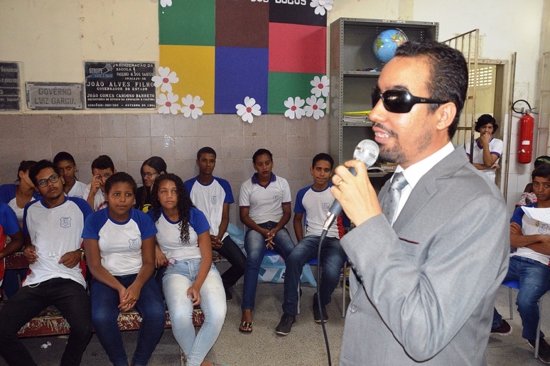#PraCegoVer: Lucas fala para cerca de 200 alunos