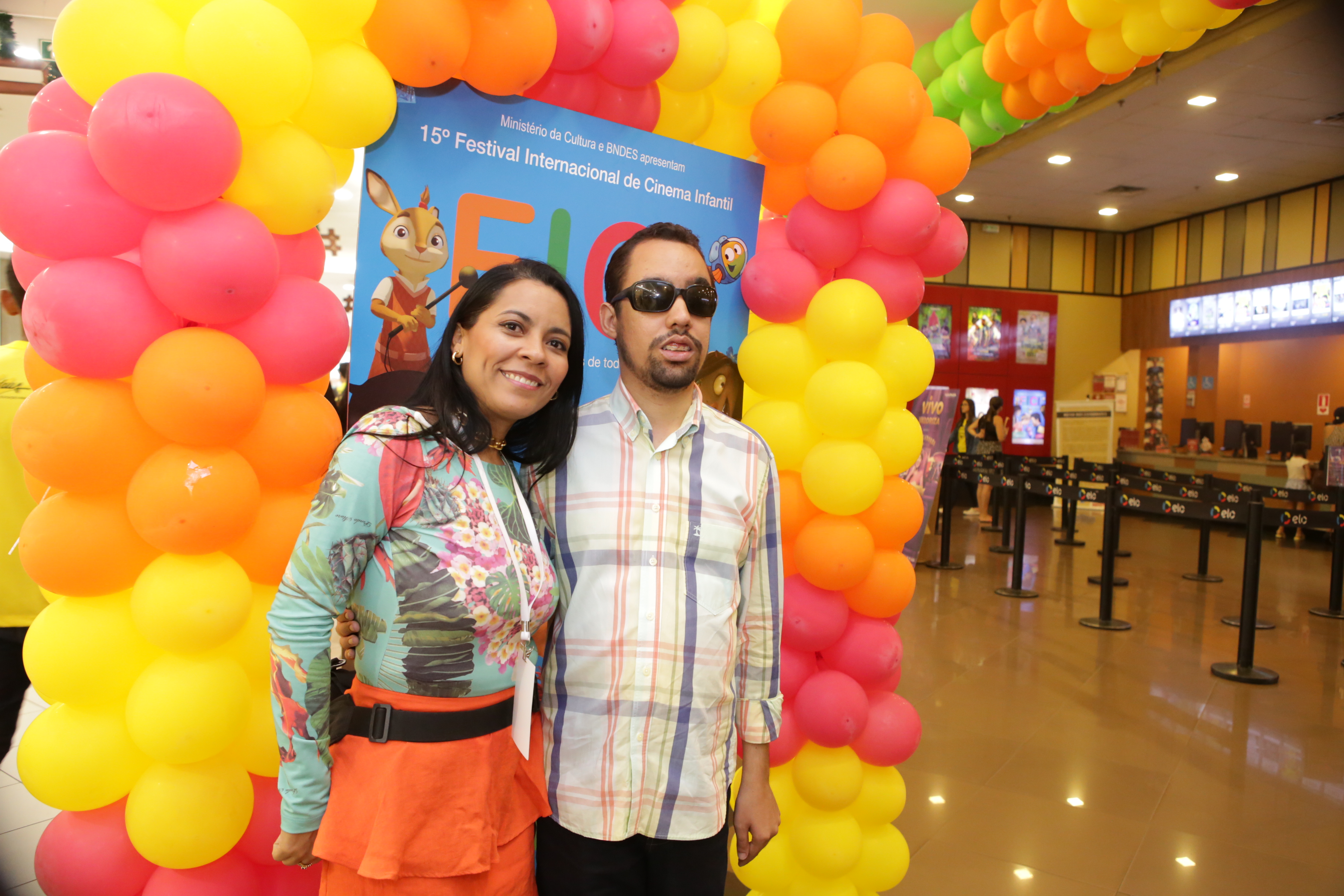 #PraCegoVer: o vereador ao lado da produtora Deyse Rocha