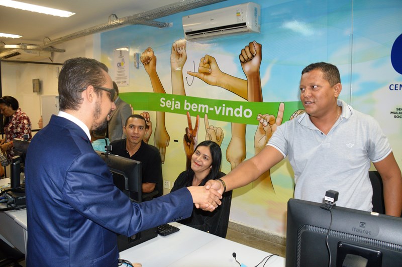 #PraCegoVer: O vereador Lucas Aribé está cumprimentando um dos funcionários da Central no momento de sua reabertura