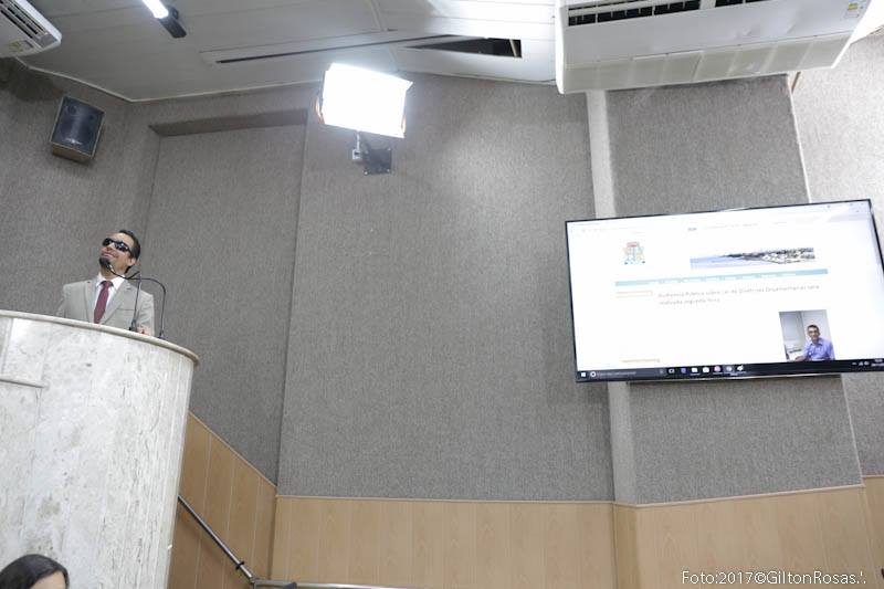 #PraCegoVer: Lucas apresenta notícias divulgadas pela Prefeitura às vésperas das audiências (Foto: Gilson Rosas/CMA)