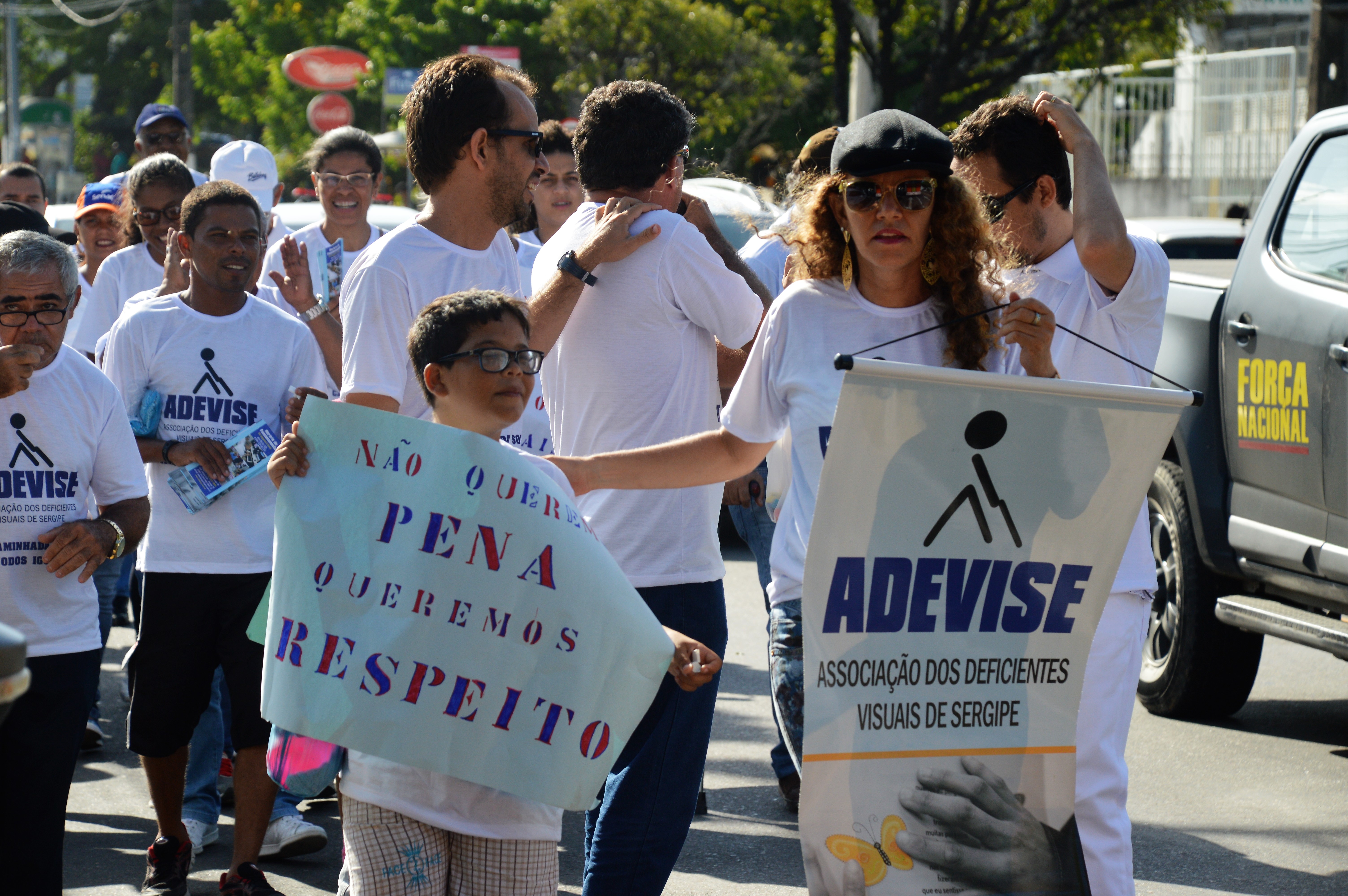 #PraCegoVer: Manifestantes percorrem Avenida Barão de Maruim