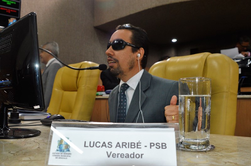 O vereador Lucas Aribé está no plenário da Câmara 