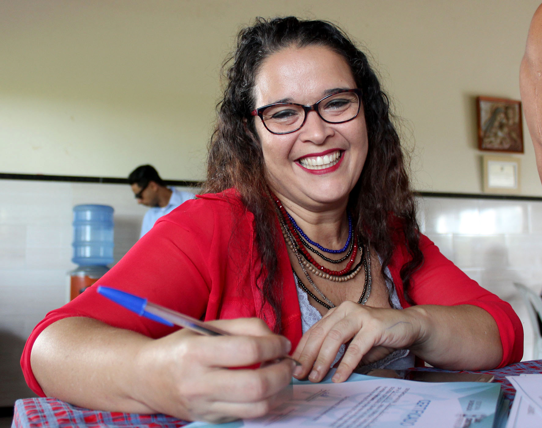Andrea Hermínia, secretária de Educação, assina certificados do curso