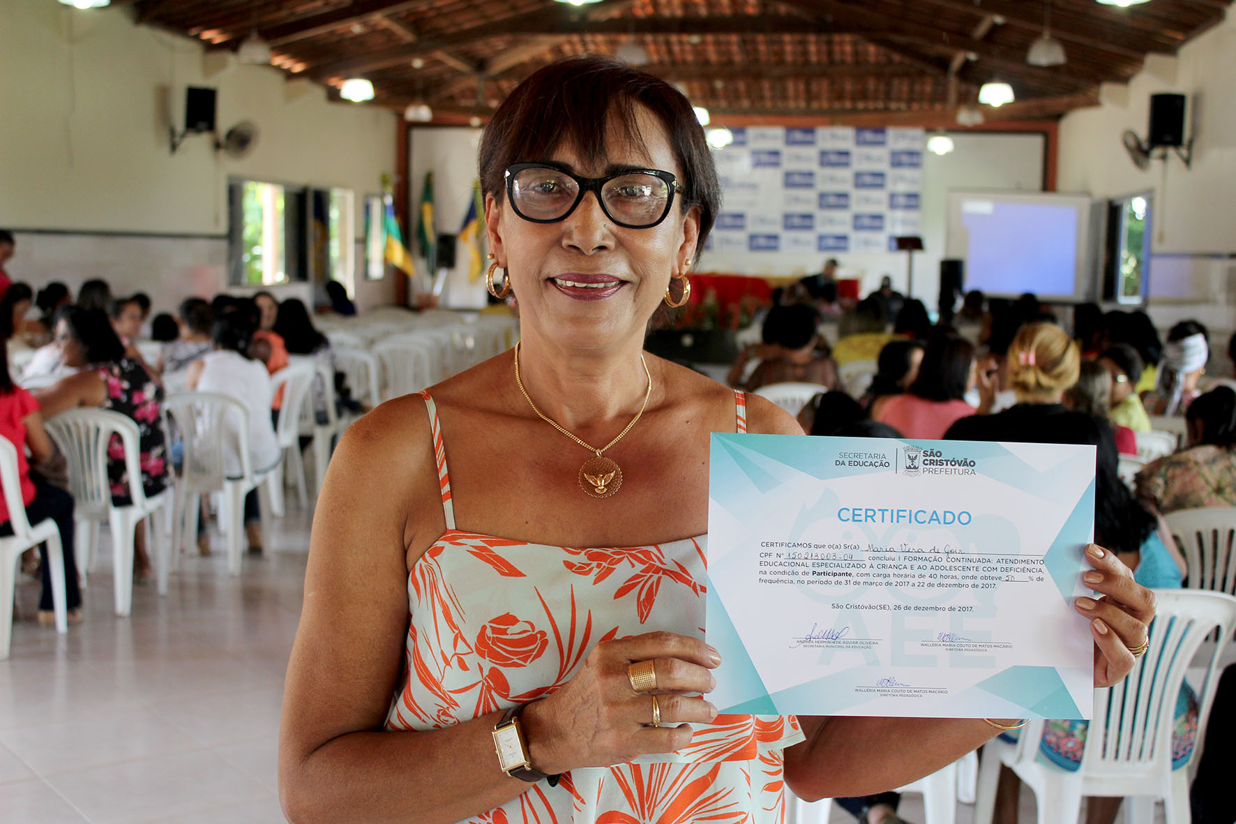 Maria Vera exibe certificado com orgulho