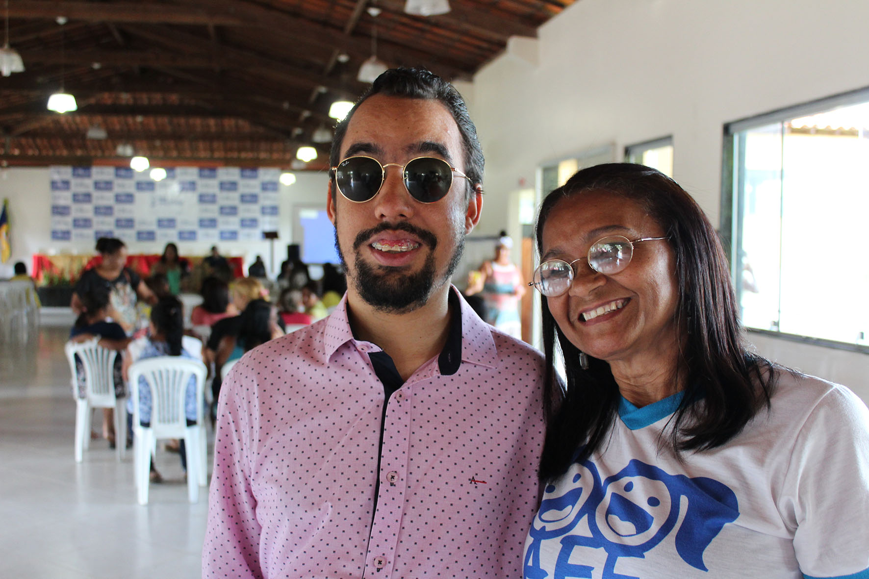 Lucas ao lado da coordenadora de Políticas Educacionais para a Diversidade, Marileide Prado