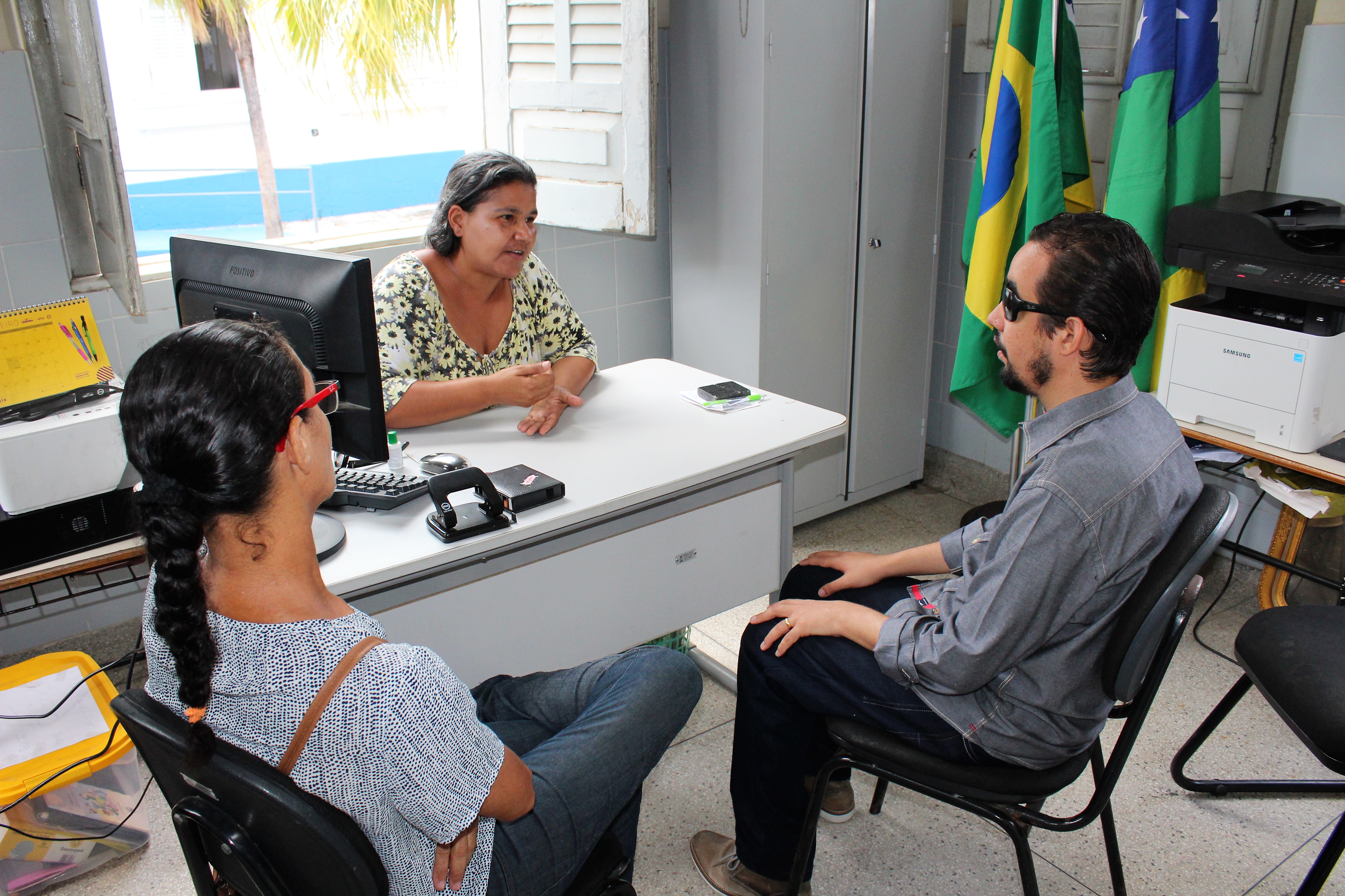 #PraCegoVer: Vereador é recebido pela direção da escola