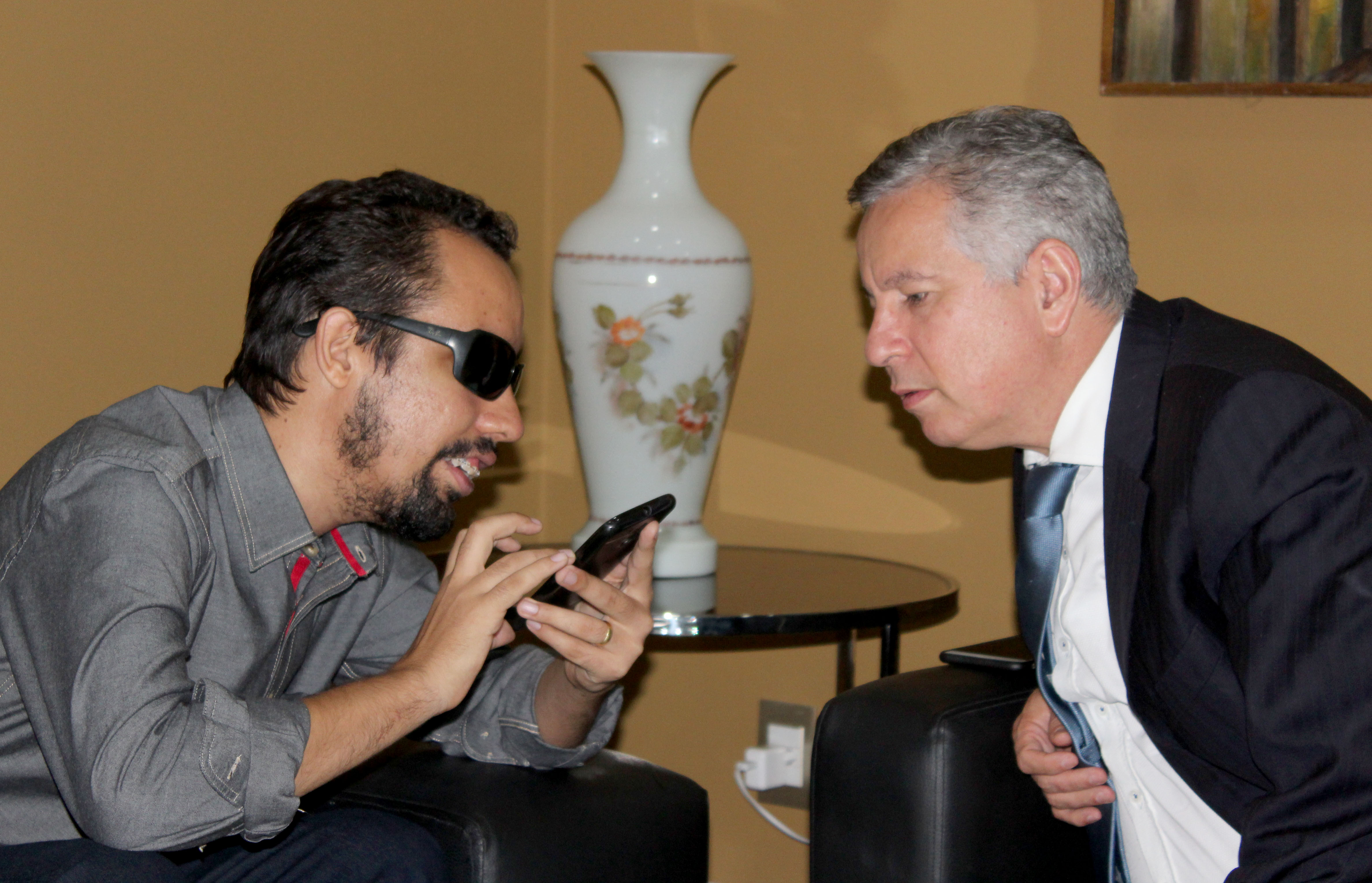 #PraCegoVer - Lucas Aribé mostra a Henri Clay como funciona o leitor de tela