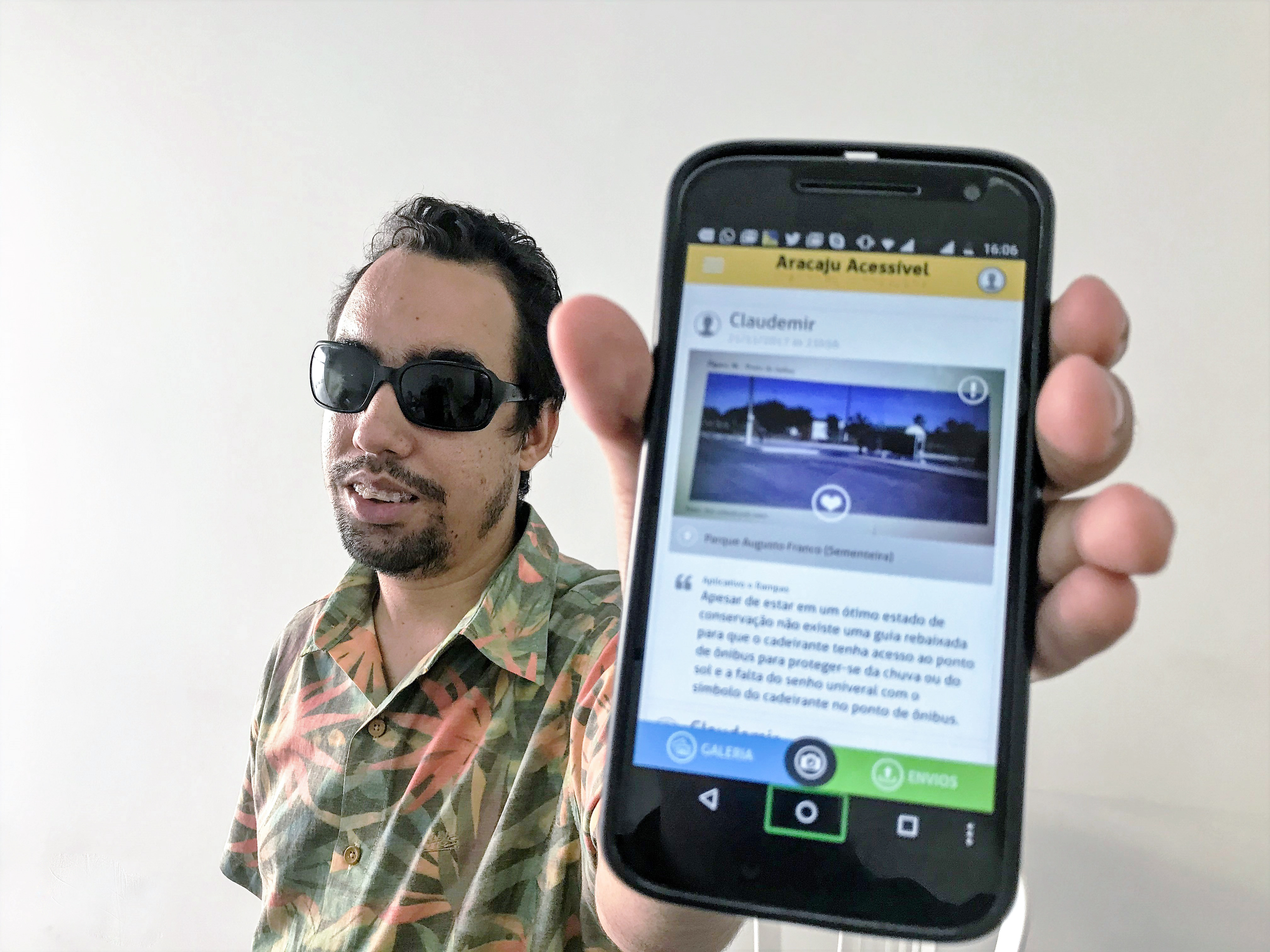 #PraCegoVer: Lucas Aribé exibe celular com aplicativo