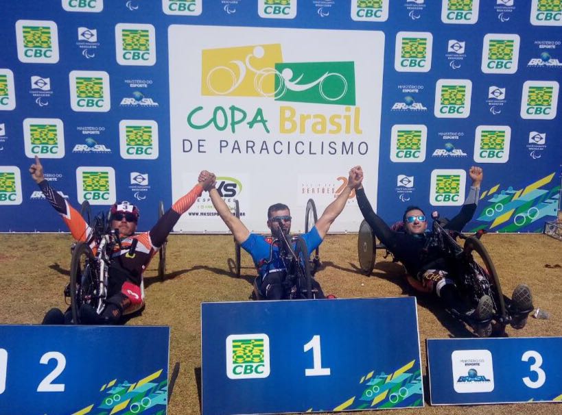 #PraCegoVer: O paraciclista Ulisses em primeiro lugar no pódio