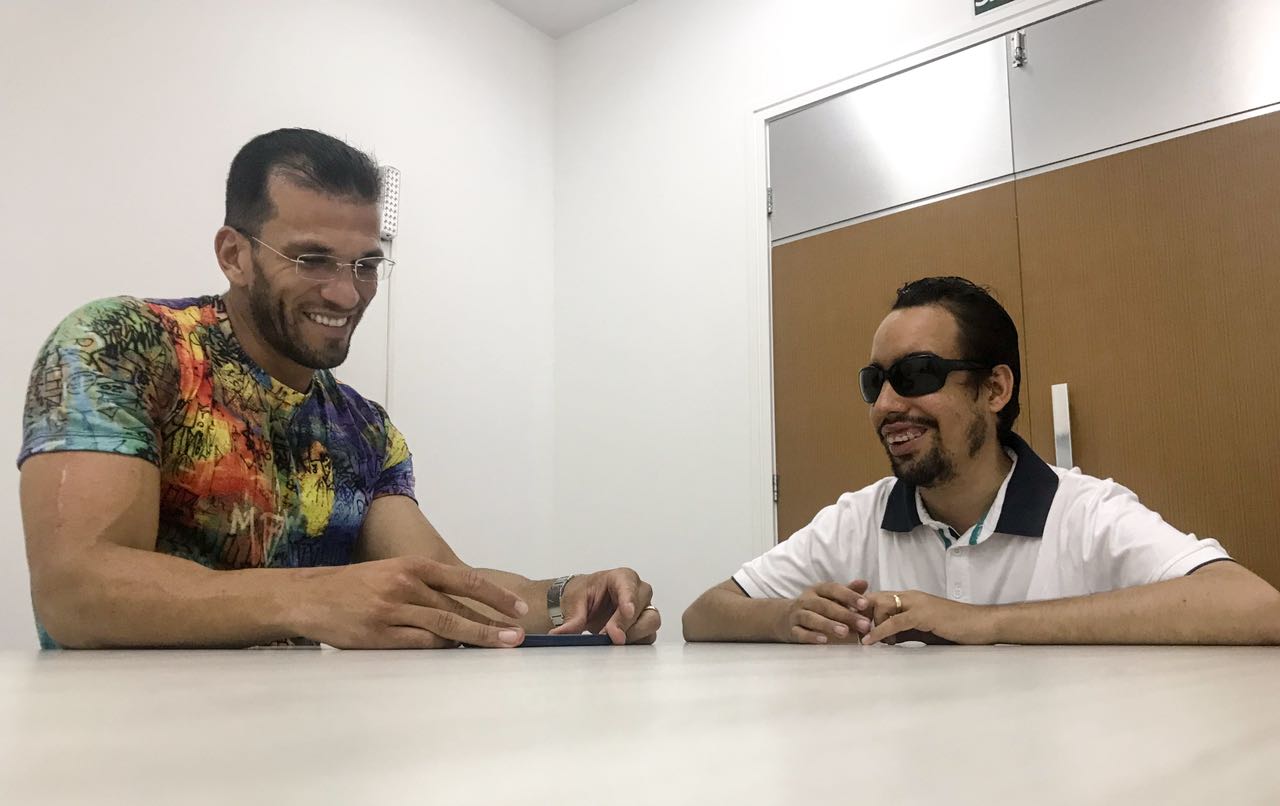 #PraCegoVer: O vereador Lucas Aribé em bate-papo com o paraciclista Ulisses Freitas