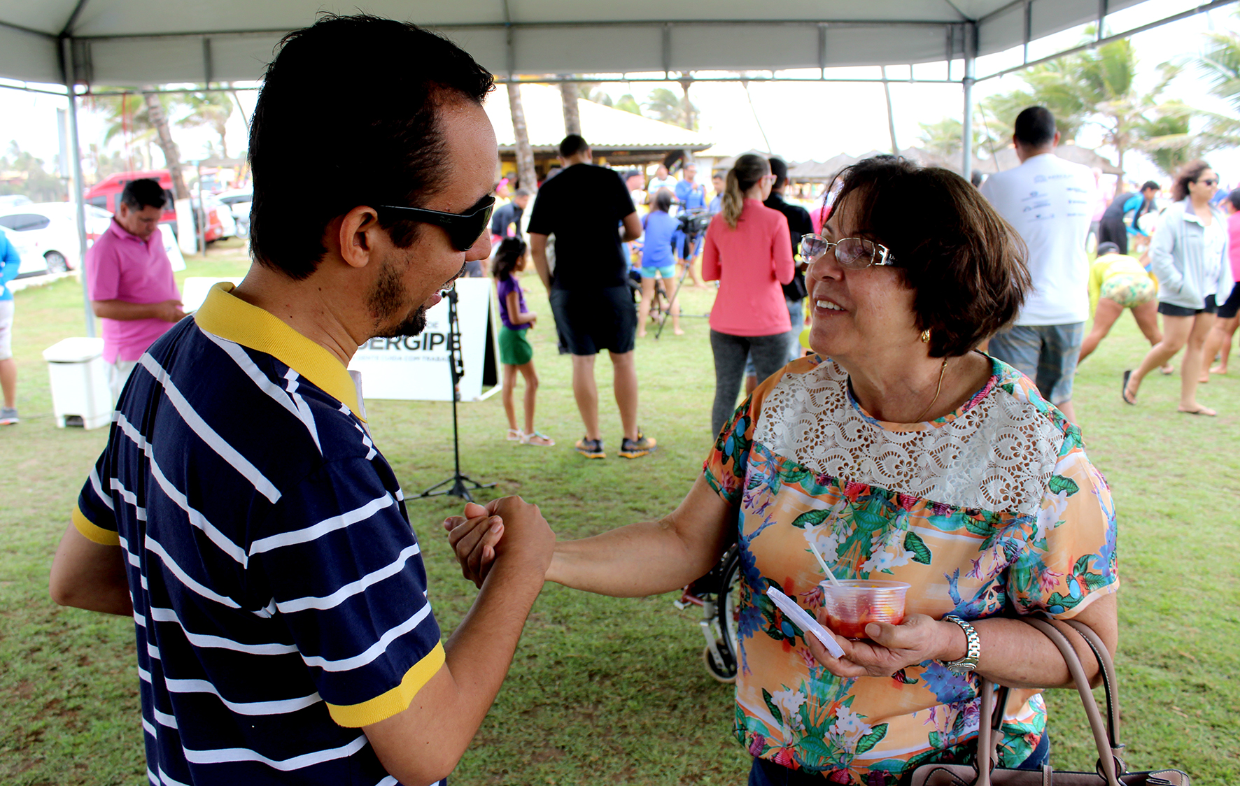 PraCegoVer - Lucas e a promotora Berenice Melo: parceiros na luta pelas pessoas com deficiência