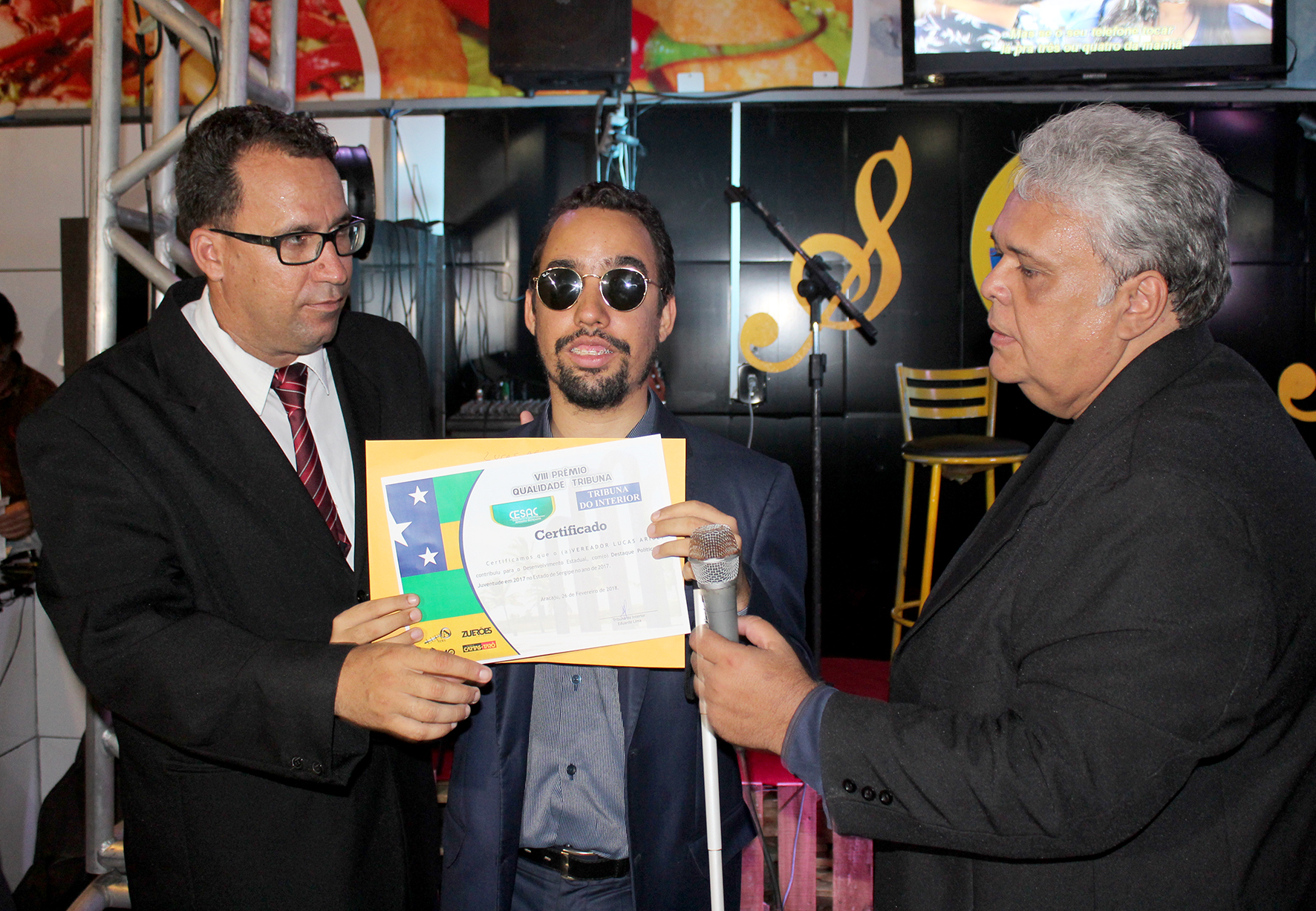 #PraCegoVer: Lucas recebe certificado 