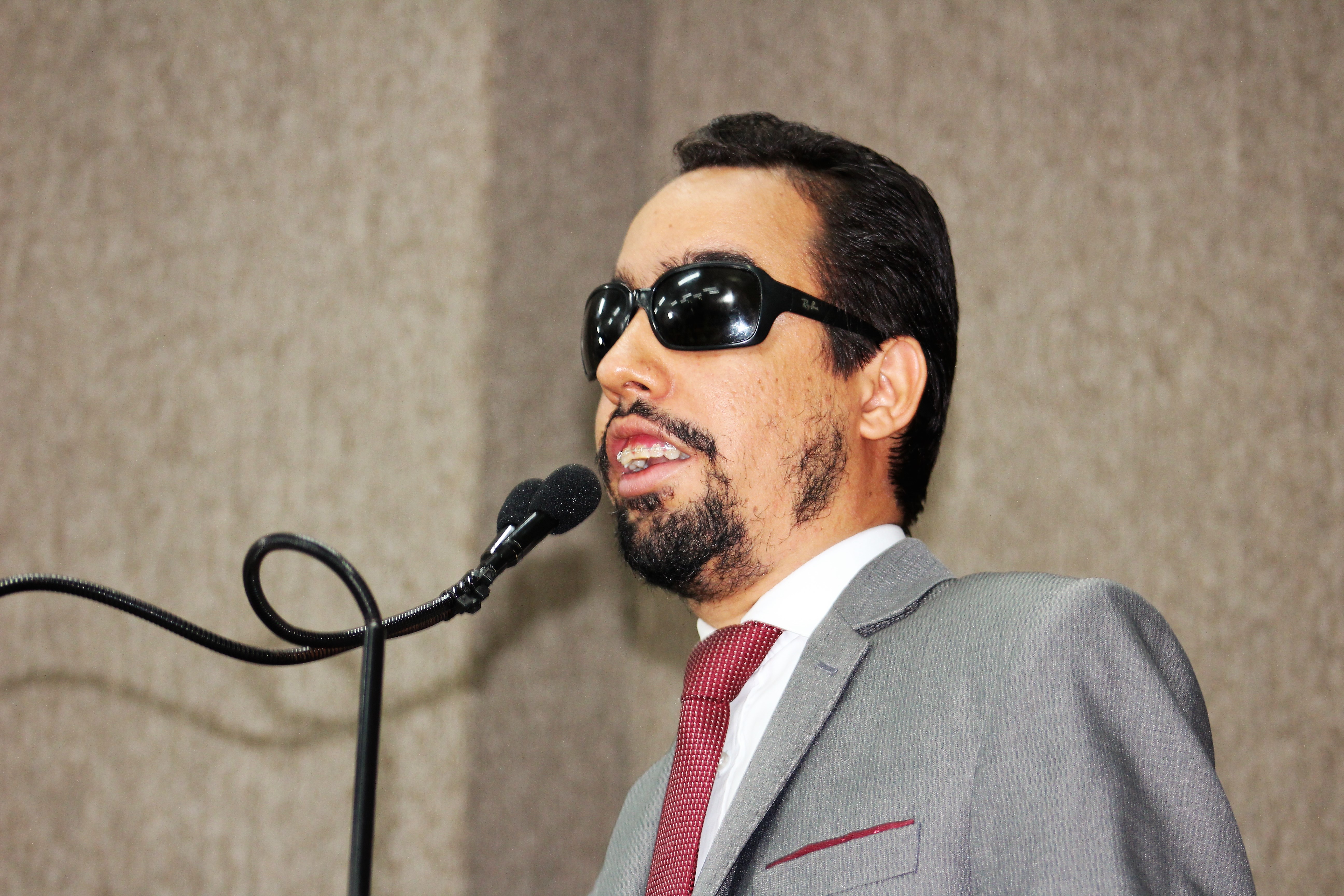#PraCegoVer: Lucas discursa na tribuna