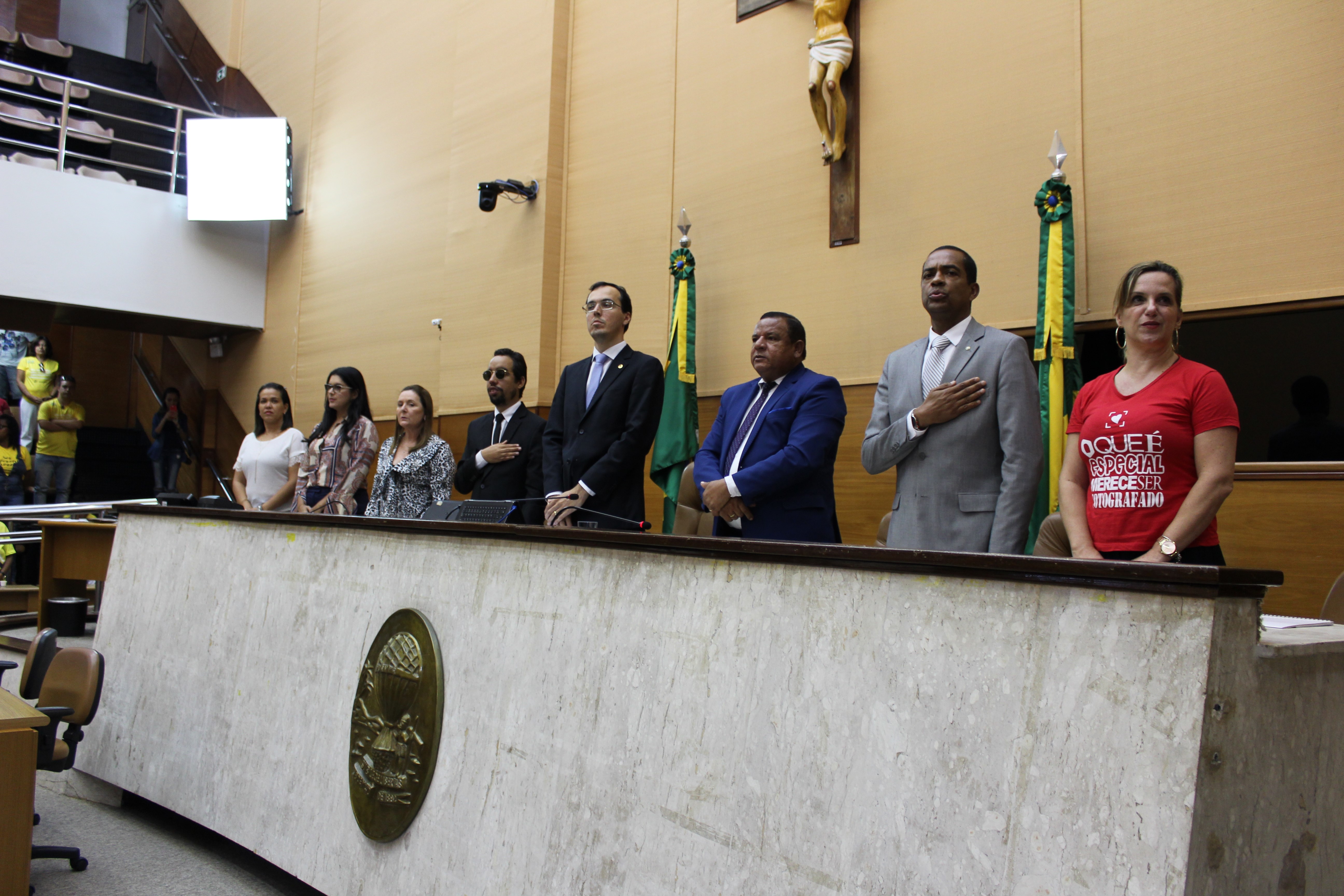 #PraCegoVer - Autoridades perfiladas durante execução do Hino Nacional