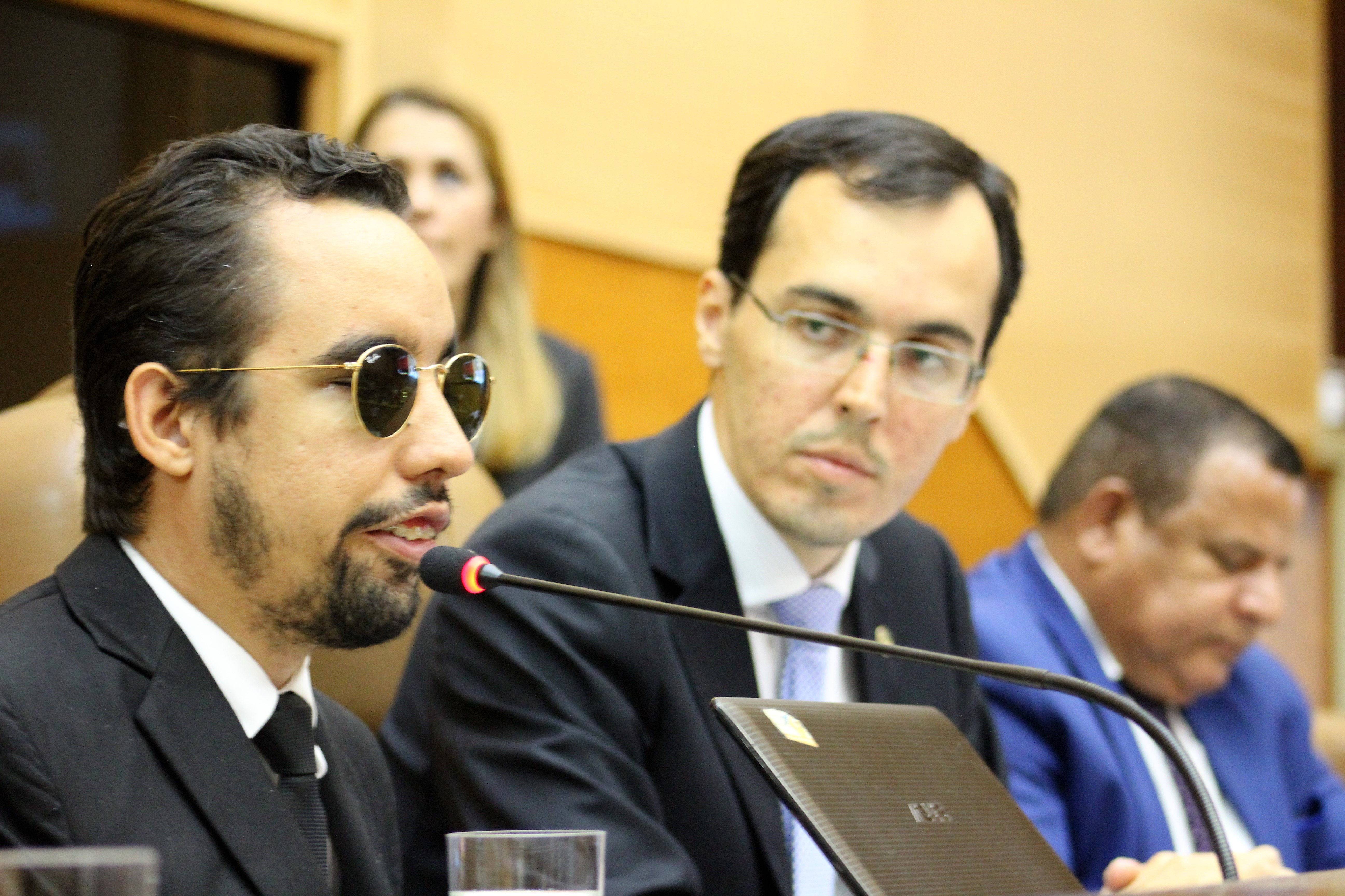 #PraCegoVer: O vereador Lucas Aribé falando 