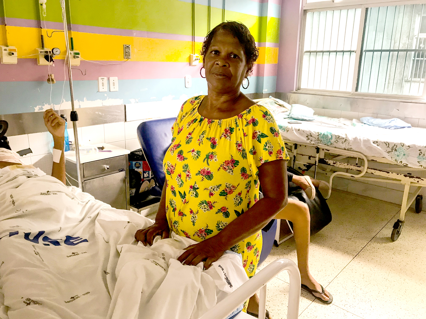 #PraCegoVer - Vânia ao lado do filho: “Sobra dinheiro para fazer folia e a saúde fica para trás”